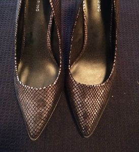 Metallic and black high heel pump